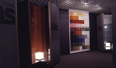 第151回デザインギャラリー1953「ベーシックカラータイル〈イナス〉」