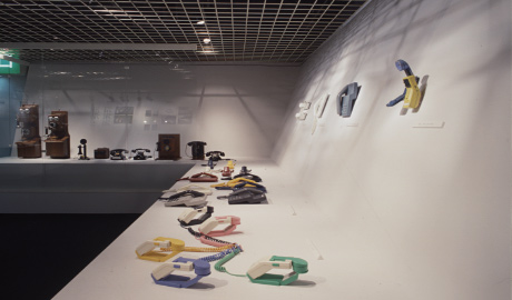 第330回デザインギャラリー1953「デザイナーと企業シリーズ37 富士通の新しい電話機」