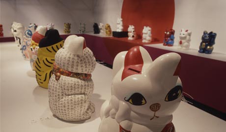 第332回デザインギャラリー1953「ネ!!コれはおめでたい〈造型作家による新まねき猫展〉」