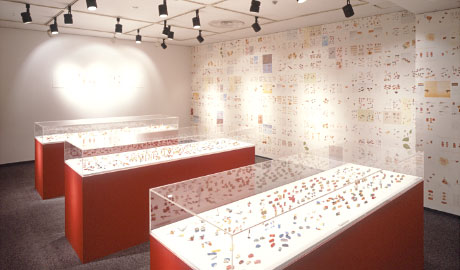 第459回デザインギャラリー1953懐かしくて新しい「グリコのおまけ」