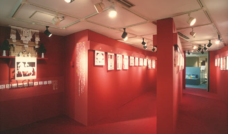 第581回デザインギャラリー1953「切り紙、オカザリ --祈りの飾り絵」