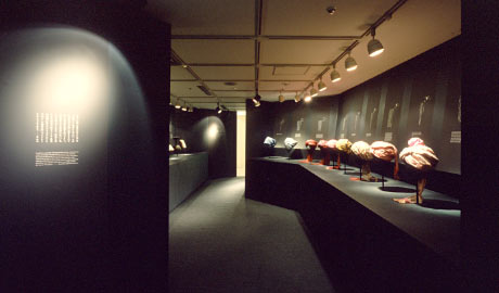 第583回デザインギャラリー1953「冠（かむる）・ヘッドドレス --新井淳一コレクションよりパートII--」