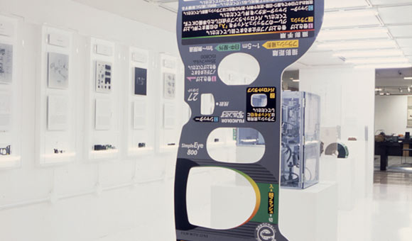 第586回デザインギャラリー1953「デザインの解剖②=フジフイルム・写ルンです」