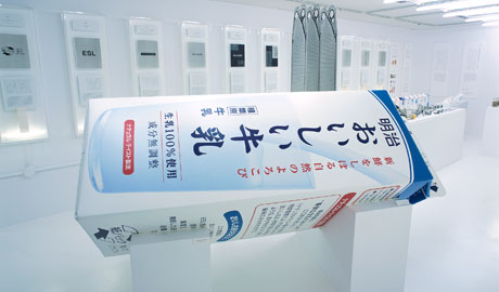 第598回デザインギャラリー1953「デザインの解剖④=明治乳業・明治おいしい牛乳」