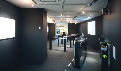 第607回デザインギャラリー1953「デザインによる解決 --Suica改札機のわずかな傾き」